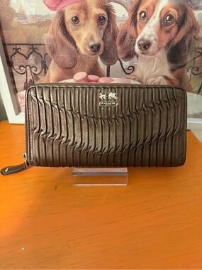 Coach Madison Gathered Leather Accordion Zip Wallet EUC